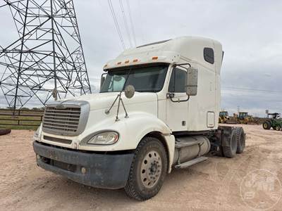 Freightliner Columbia Sleeper Semi Truck