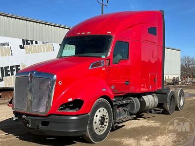 Kenworth T680 Sleeper Semi Truck
