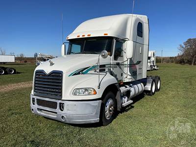Mack CXU (PINNACLE) Sleeper Semi Truck