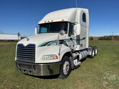 Mack CXU (PINNACLE) Sleeper Semi Truck