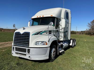 Mack CXU (PINNACLE) Sleeper Semi Truck