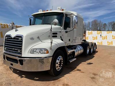 Mack Pinnacle CXU613 Sleeper Semi Truck