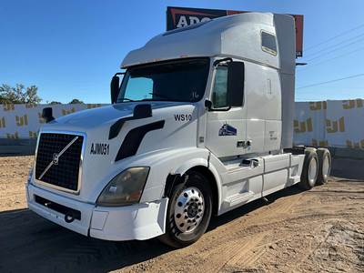 Volvo VNL Sleeper Semi Truck