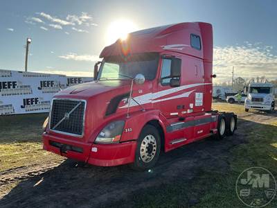 Volvo VNL Sleeper Semi Truck