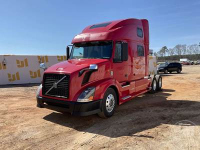 Volvo VNL Sleeper Semi Truck