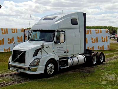Volvo VNL Sleeper Semi Truck