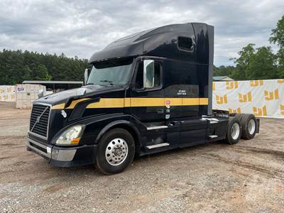 Volvo VNL Sleeper Semi Truck