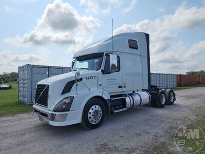 Volvo VNL Sleeper Semi Truck