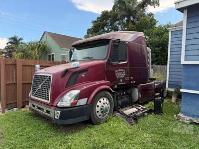 Volvo VNL Sleeper Semi Truck