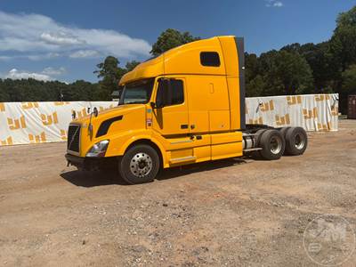 Volvo VNL Sleeper Semi Truck