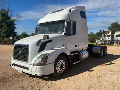 Volvo VNL Sleeper Semi Truck