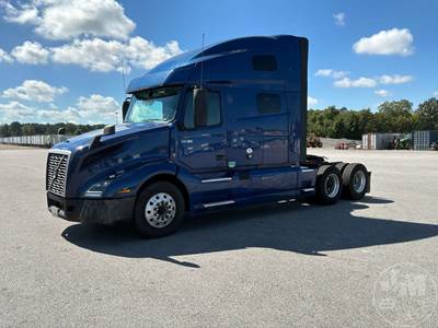 Volvo VNL760 Sleeper Semi Truck