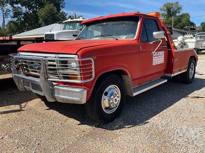 Ford F-350 Wrecker Tow Truck