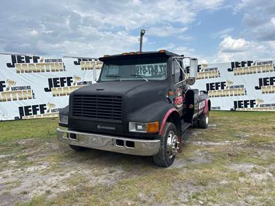 International 4700 Wrecker Tow Truck
