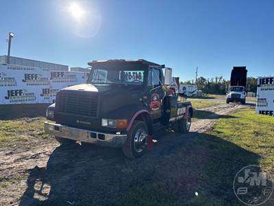 International 4700 Wrecker Tow Truck