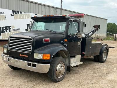 International 4700 LP Wrecker Tow Truck