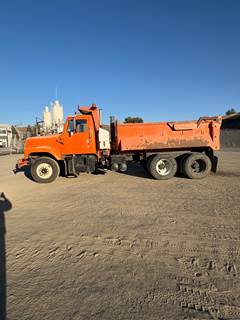 2001 International 2574 Dump Truck