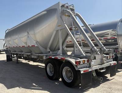 2004 J & L 1600 CU FT PNEUMATIC Dry Bulk / Pneumatic Tank Trailer