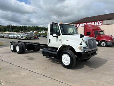 International WorkStar 7400 Cab & Chassis Truck