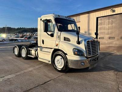 Freightliner Cascadia 113 Day Cab Truck - Detroit