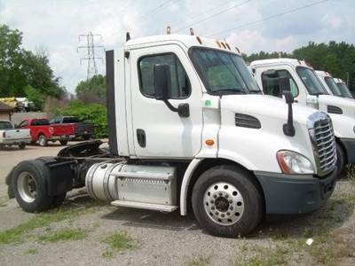 Freightliner Cascadia 125 Single Axle Day Cab Truck - Detroit 410HP, 10 Speed Manual