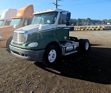 Freightliner Columbia 112 Single Axle Day Cab Truck - Caterpillar 335HP