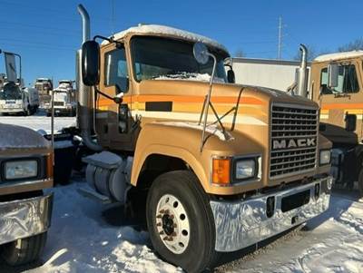 Mack CHN613 Day Cab Truck - 380HP, 9 Speed Manual