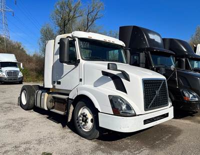 Volvo VNL42T300 Single Axle Day Cab Truck - Detroit 425HP, Automatic