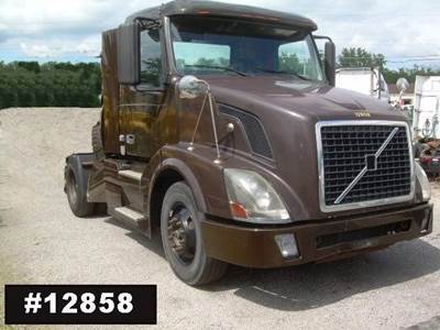 Volvo VNL42T300 Single Axle Day Cab Truck - D13 405HP