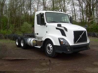Volvo VNL64T300 Day Cab Truck - D13 435HP, 10 Speed Automatic