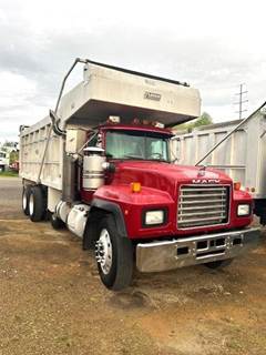 Mack RD688S Dump Truck - 460HP