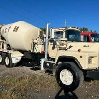 Mack DM690S Mixer / Ready Mix / Concrete Truck