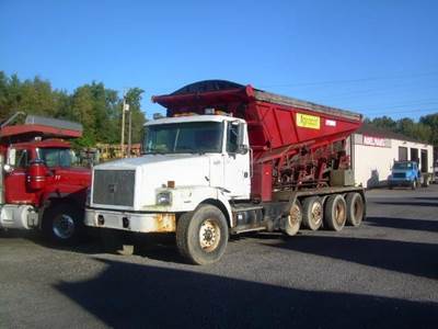 Volvo WG64 Quad Axle Plow / Spreader Truck - Caterpillar, 300HP, 8LL