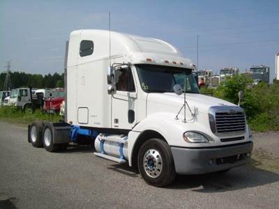 Freightliner Columbia 120 Sleeper Semi Truck - Caterpillar 435HP
