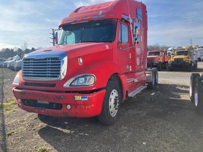 Freightliner Columbia 120 Sleeper Semi Truck - Caterpillar 475HP
