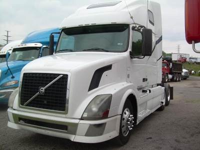 Volvo VNL64T400 Sleeper Semi Truck - D13 475HP, 12 Speed Automatic