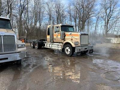Western Star 4900FA Sleeper Semi Truck - Detroit 475HP