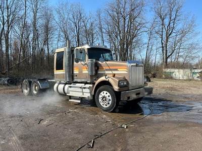 Western Star 4900FA Sleeper Semi Truck - Detroit 475HP