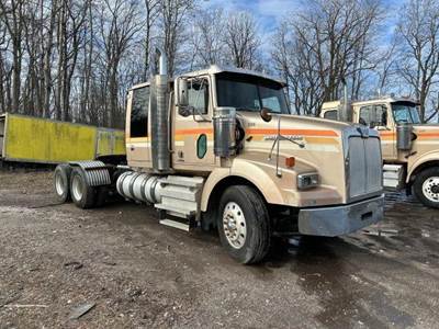 Western Star 4900SA Sleeper Semi Truck - Detroit 505HP