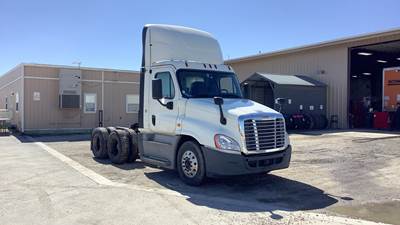 Freightliner Cascadia Day Cab Truck - Detroit, Automatic