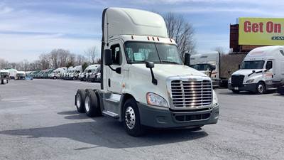 Freightliner Cascadia Day Cab Truck - Detroit, Automatic