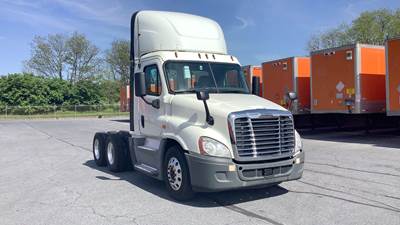 Freightliner Cascadia Day Cab Truck - Detroit, Automatic