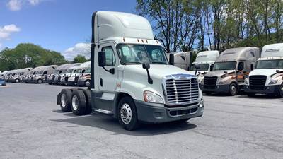 Freightliner Cascadia Day Cab Truck - Detroit, Automatic