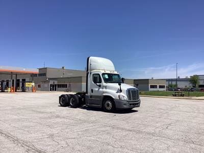 Freightliner Cascadia Day Cab Truck - Detroit, Automatic