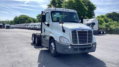 Freightliner Cascadia Day Cab Truck - Detroit, Automatic