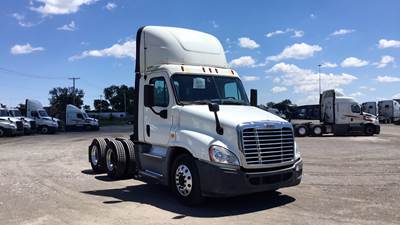 Freightliner Cascadia Day Cab Truck - Detroit, Automatic
