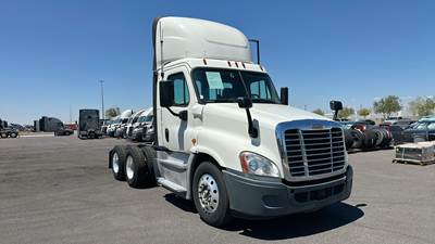Freightliner Cascadia Day Cab Truck - Detroit, Automatic