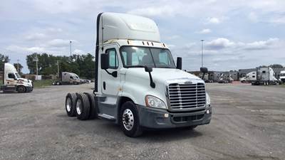 Freightliner Cascadia Day Cab Truck - Detroit, Automatic