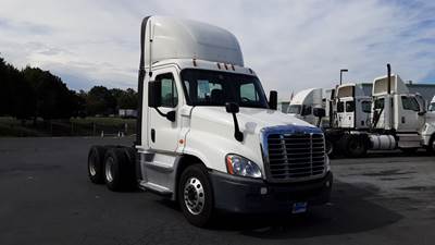 Freightliner Cascadia 125 Day Cab Truck - Detroit, Automatic