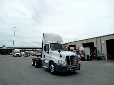 Freightliner Cascadia Day Cab Truck - Detroit, Automatic